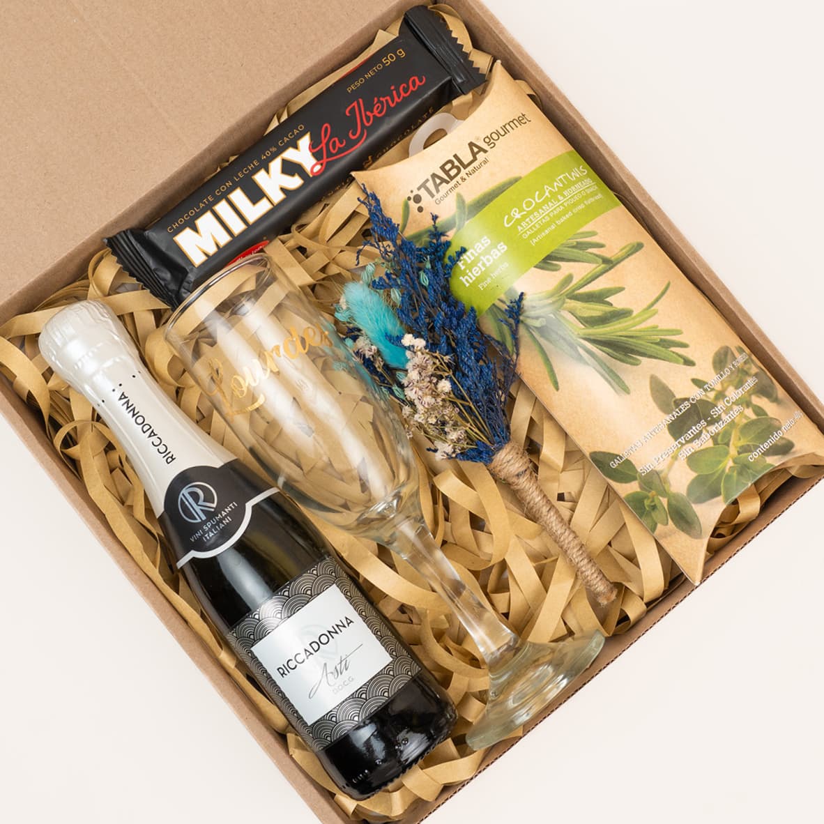 Encuentra nuestra variedad de regalos con dulces, licores o para oficina. Entregas a toda Lima y Callao