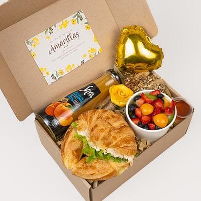 Desayuno sorpresa económico de flores amarillas