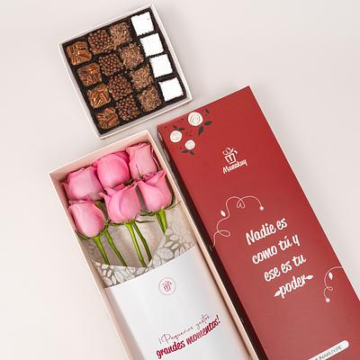 Caja de rosas rosadas con brownies premium
